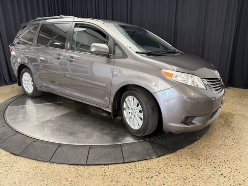 Used 2017 Toyota Sienna LE AWD/4WD image 13
