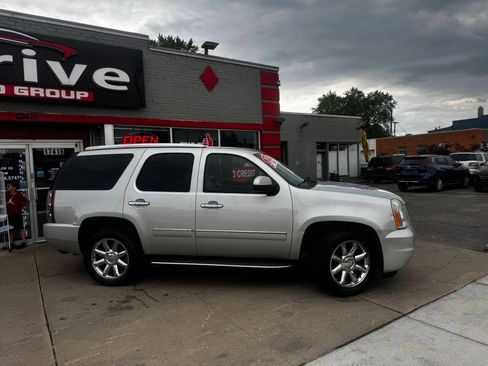 Used 2011 GMC Yukon Denali AWD/4WD image 3