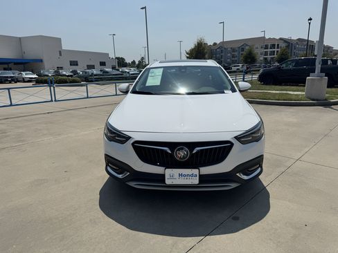 Used 2019 Buick Regal Essence w/ Driver Confidence Package I AWD/4WD image 3