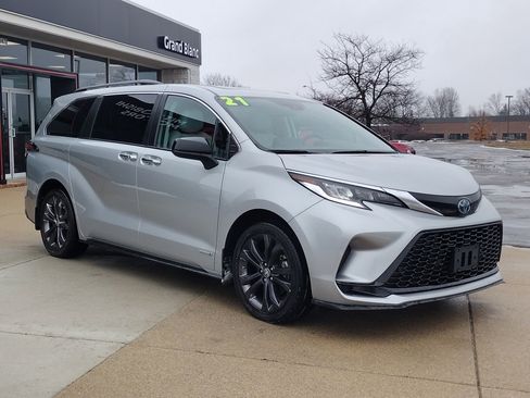 Used 2021 Toyota Sienna XSE image 15