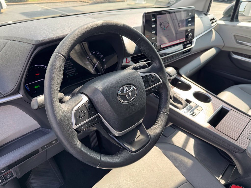 Used 2024 Toyota Sienna XLE FWD image 18