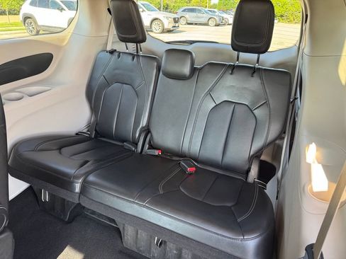 Used 2024 Chrysler Pacifica Touring-L FWD image 10