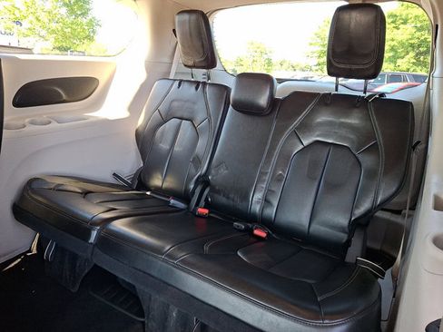 Used 2023 Chrysler Pacifica Touring-L FWD image 12