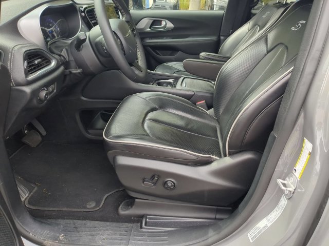 Used 2025 Chrysler Pacifica Limited FWD image 18