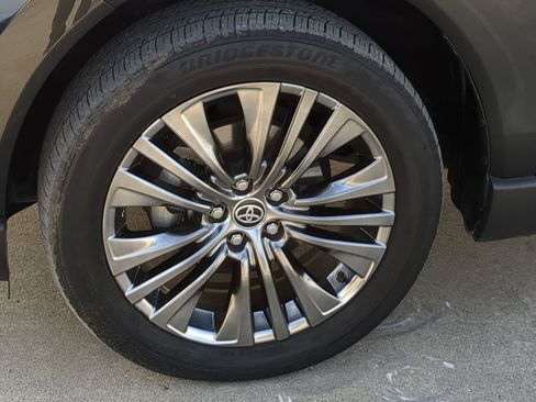 Used 2023 Toyota Venza XLE image 11