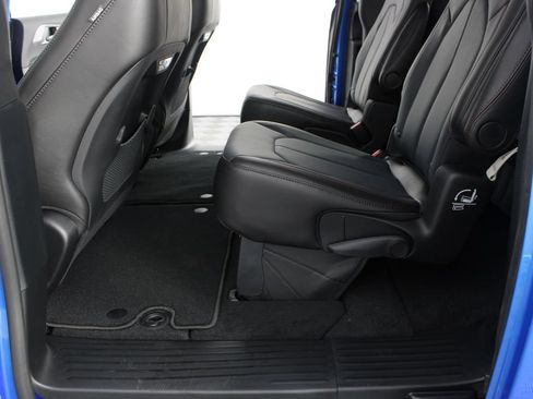 New 2027 Chrysler Pacifica Select FWD image 17