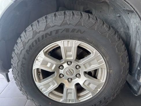 Used 2018 Nissan Titan SV w/ SV Convenience Package image 2