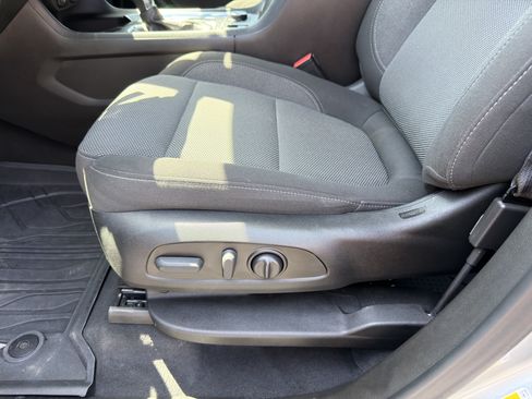 Used 2023 Chevrolet Traverse LT FWD image 28