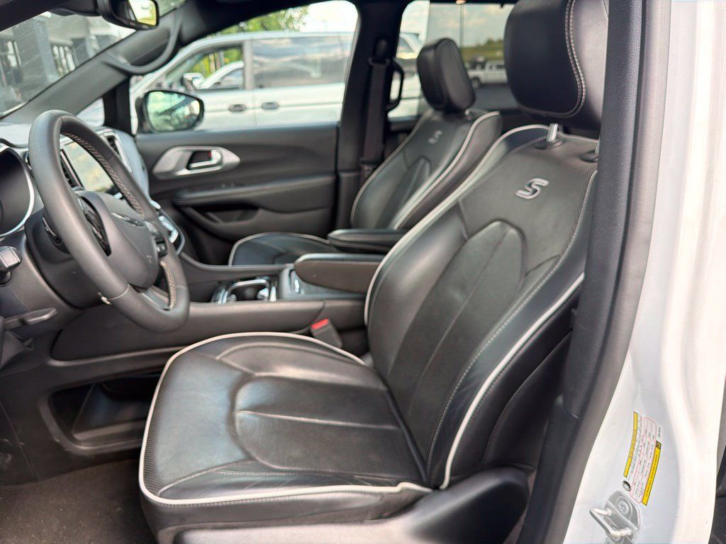 Used 2025 Chrysler Pacifica Limited FWD image 13