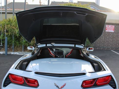 Used 2019 Chevrolet Corvette Stingray Coupe w/ 1LT RWD image 23