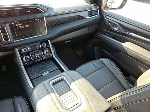 Used 2024 GMC Yukon XL Denali image 12