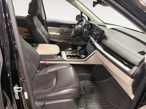 Used 2023 Kia Carnival LX image 16