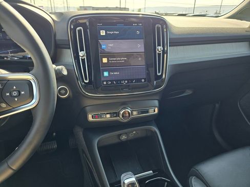 Used 2023 Volvo XC40 B5 Plus image 29