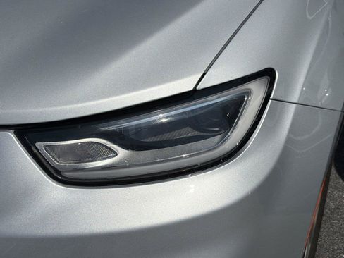 Used 2024 Chrysler Pacifica Touring-L FWD image 10