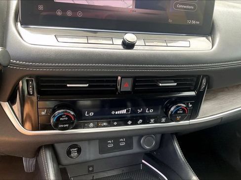 Used 2025 Nissan Rogue Platinum FWD image 29