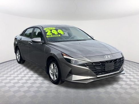 Used 2023 Hyundai Elantra SE image 3