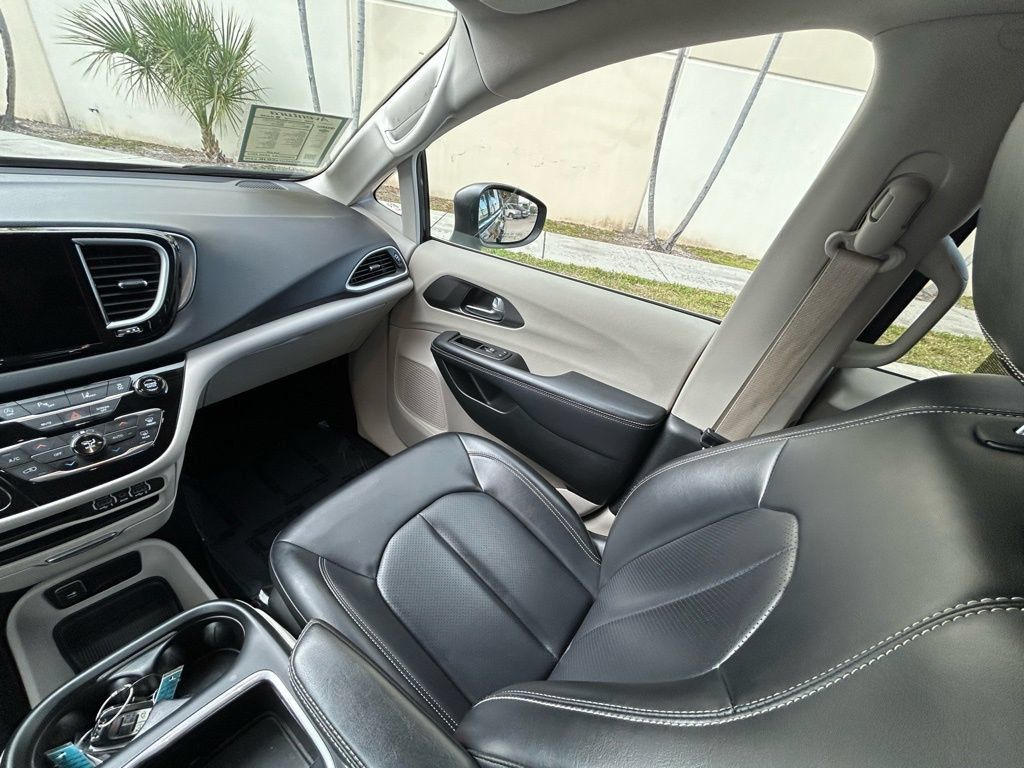 Used 2023 Chrysler Pacifica Touring-L FWD image 10