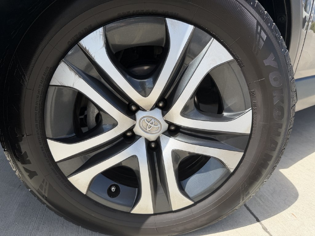 Used 2017 Toyota RAV4 LE FWD image 9