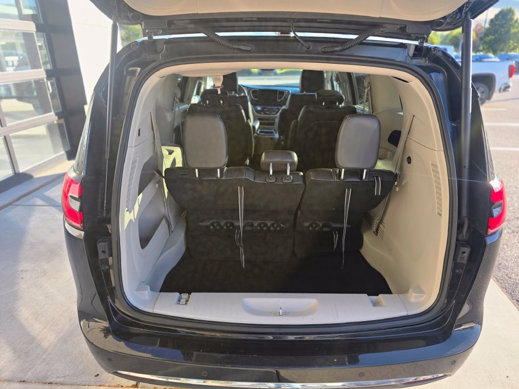 Used 2024 Chrysler Pacifica Touring-L FWD image 18