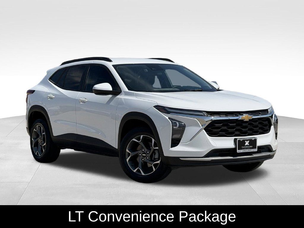 Used 2024 Chevrolet Trax LT w/ Driver Confidence Package FWD image 2