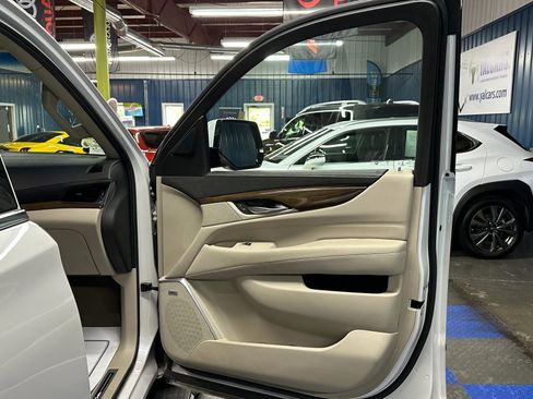 Used 2019 Cadillac Escalade Premium Luxury image 11