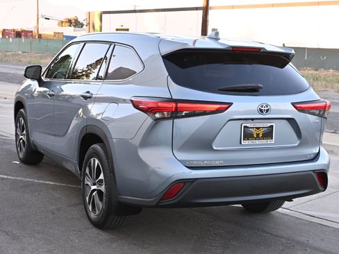Used 2021 Toyota Highlander XLE AWD/4WD image 4