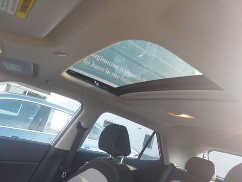 Used 2025 Hyundai Venue SEL FWD image 14