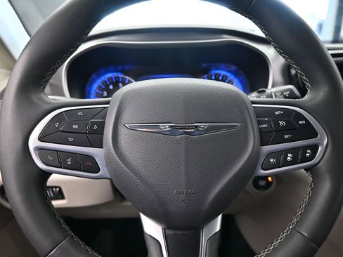 Used 2023 Chrysler Pacifica Touring-L image 29