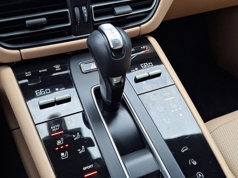 Used 2022 Porsche Macan image 14