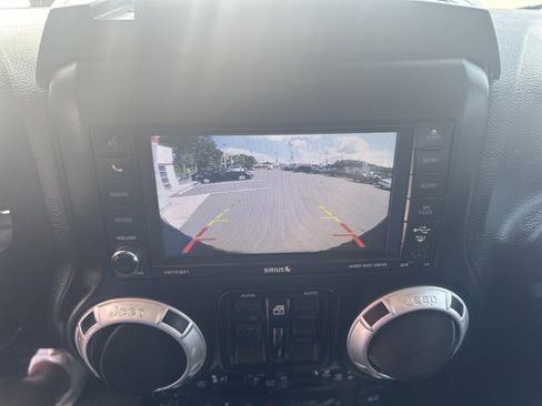 Used 2017 Jeep Wrangler Unlimited Rubicon AWD/4WD image 15