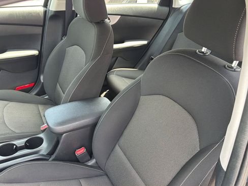 Used 2022 Kia Forte LXS FWD image 28