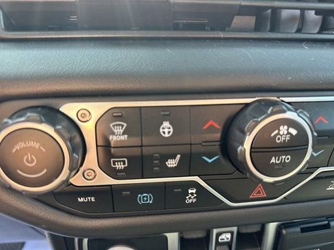 Used 2024 Jeep Wrangler Unlimited Sahara AWD/4WD image 21