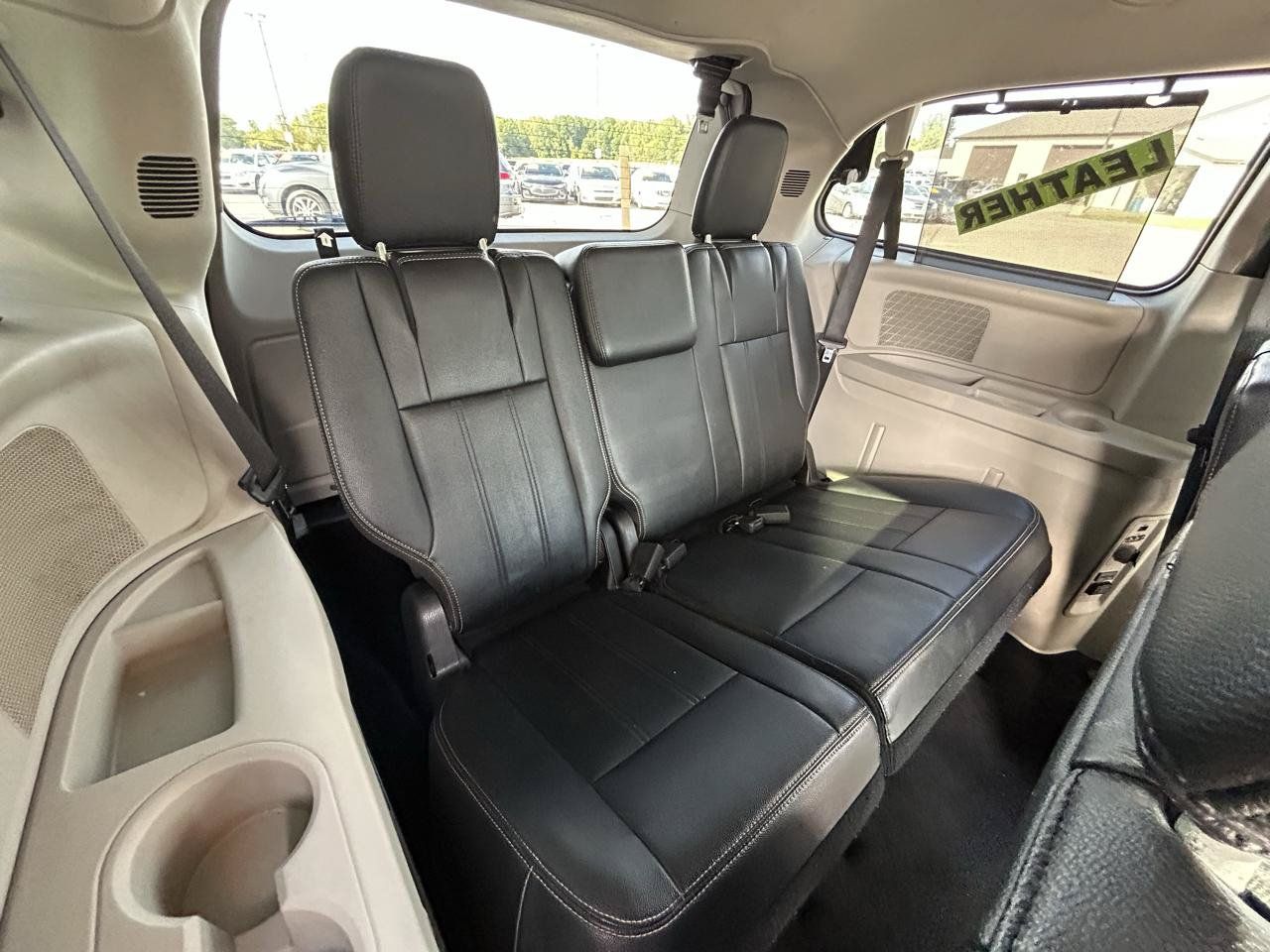 Used 2015 Chrysler Town & Country Touring FWD image 13