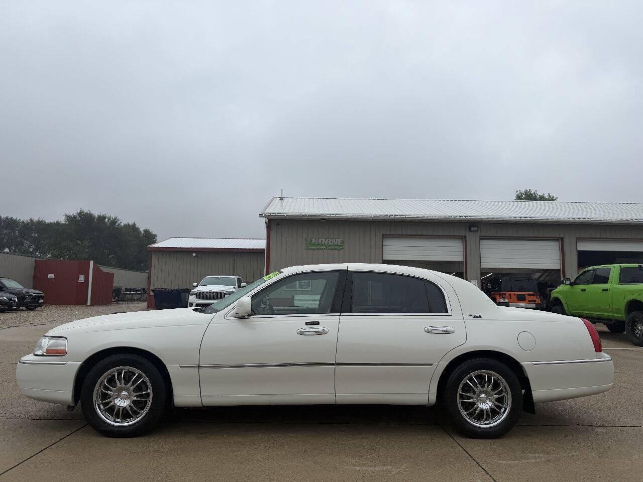 Used 2005 Lincoln Town Car Signature Limited RWD image 8