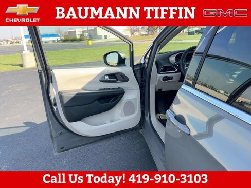 Used 2023 Chrysler Pacifica Touring-L FWD image 5