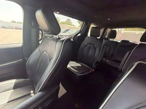 Used 2025 Chrysler Pacifica Limited FWD image 18
