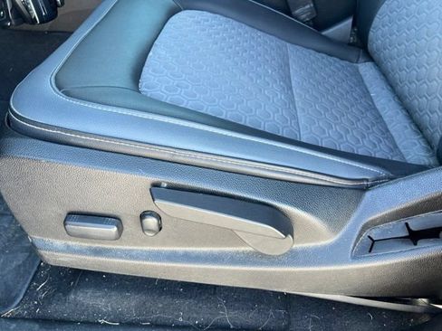 Used 2019 Chevrolet Colorado Z71 AWD/4WD image 12