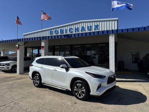 Used 2022 Toyota Highlander XLE image 1