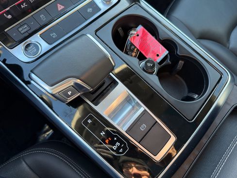 Used 2023 Audi Q8 Premium image 16