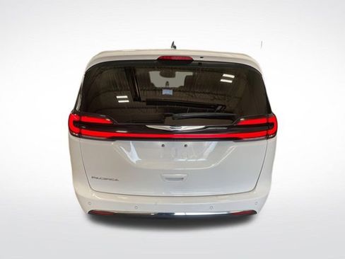 Used 2024 Chrysler Pacifica Touring-L image 28