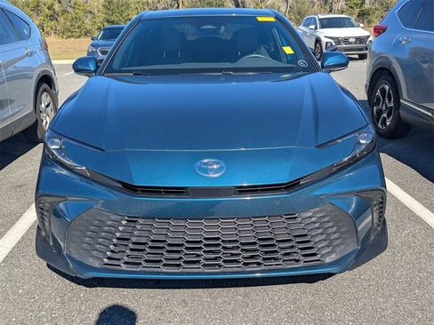 Used 2025 Toyota Camry SE image 2