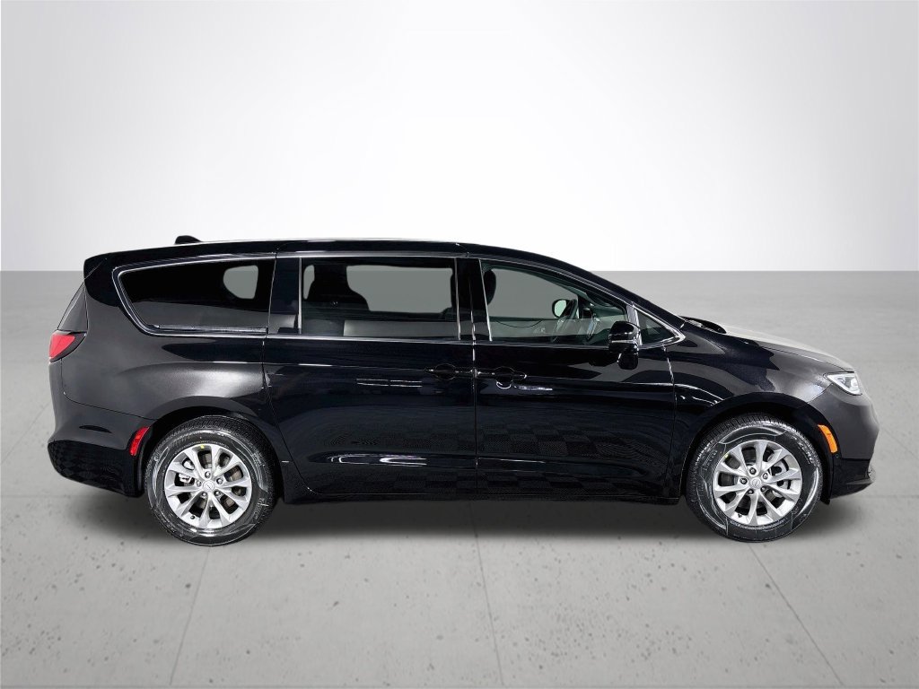 New 2026 Chrysler Pacifica Select AWD/4WD image 5
