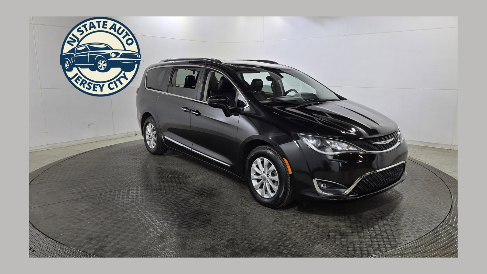 Used 2019 Chrysler Pacifica Touring-L FWD image 1