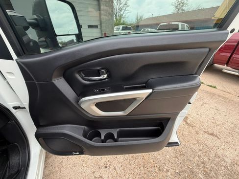 Used 2019 Nissan Titan PRO-4X w/ Pro-4x Convenience Package AWD/4WD image 15