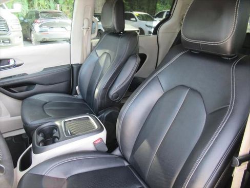 Certified 2024 Chrysler Pacifica Touring-L FWD image 15