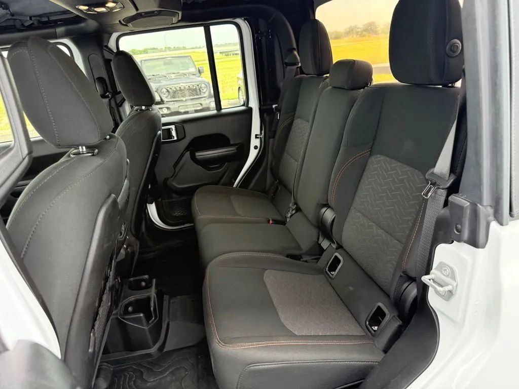 Used 2021 Jeep Gladiator Mojave AWD/4WD image 16