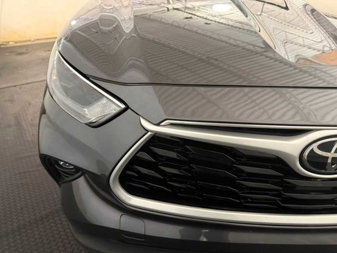 Used 2023 Toyota Highlander XLE image 4