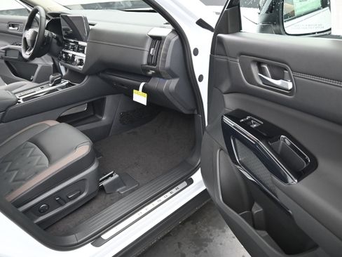 New 2026 Nissan Pathfinder Platinum FWD image 22