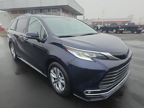 Used 2025 Toyota Sienna Limited image 3