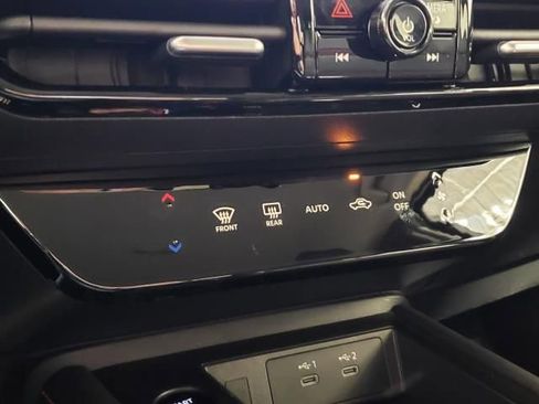 Used 2025 Nissan Kicks SR image 24